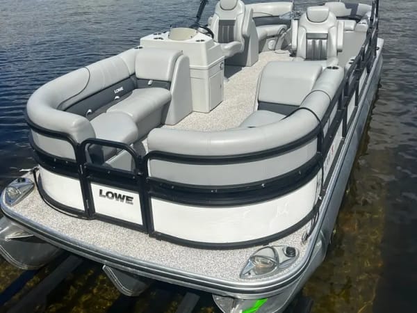 Spacious fun for eleven - 11-12 Passenger Pontoon Boat rental at Norway lake 