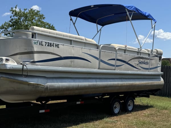 Spacious 13-person pontoon boat - Pontoon rental at Deliver to Kowaliga Boat Ramp on Lake Martin