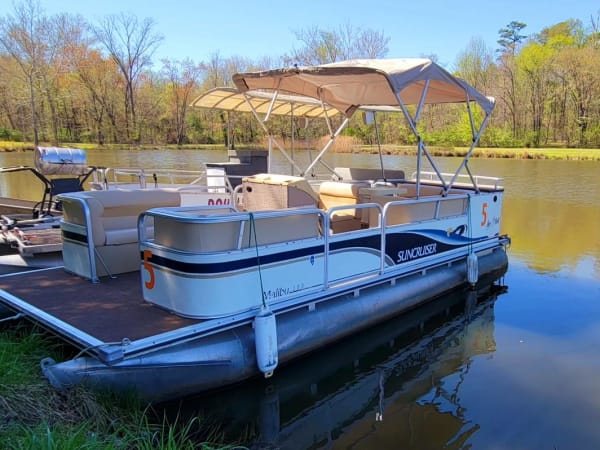 5-person Suncruiser pontoon rental - Pontoon rental at Crab Orchard Lake Carbondale, Illinois.