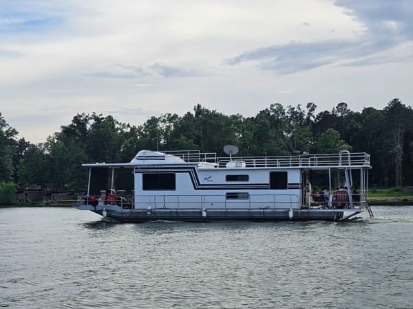 Luxury lake adventure for 8 - Houseboat rental at Crab Orchard Lake Carbondale, Illinois.