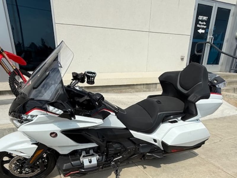 Honda GL1800 - 1833 Opposed Flat six Cylinder Goldwing rental - image 6 of 6