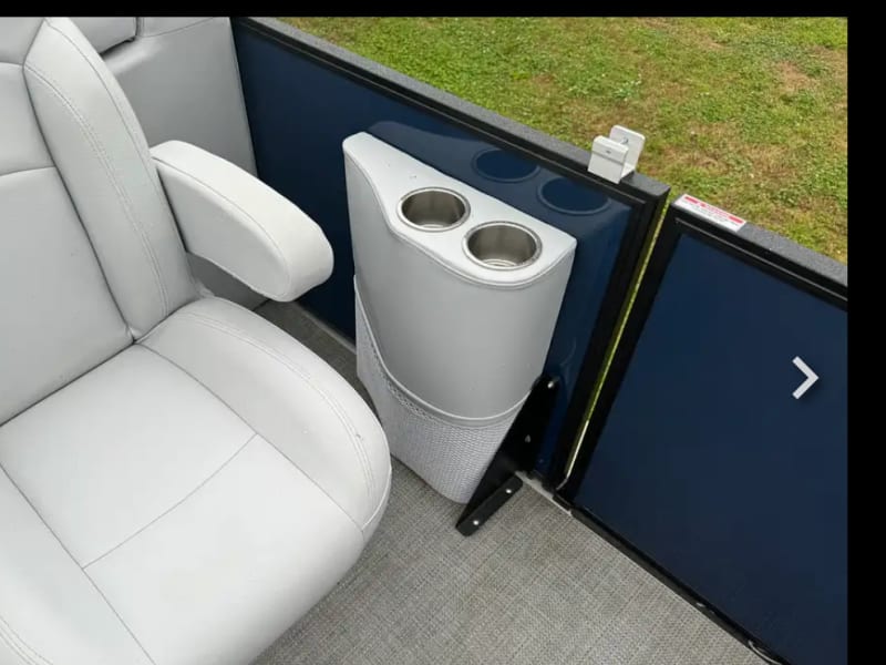 Bentley 22 Foot Premium Pontoon - 140 HP Pontoon rental - image 17 of 24