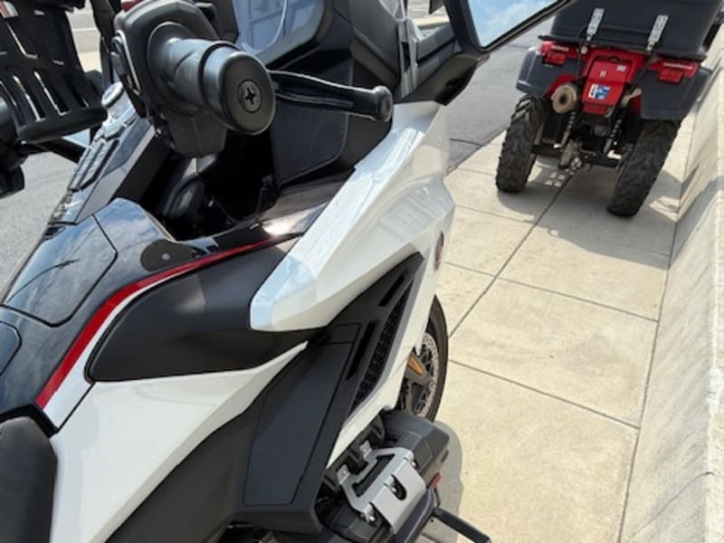 Honda GL1800 - 1833 Opposed Flat six Cylinder Goldwing rental - image 5 of 6