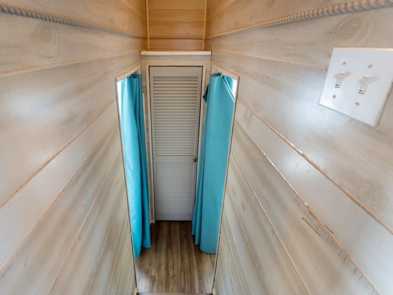 53' 10 Sleeper Song of the South (#5) Houseboat rental - image 14 of 20