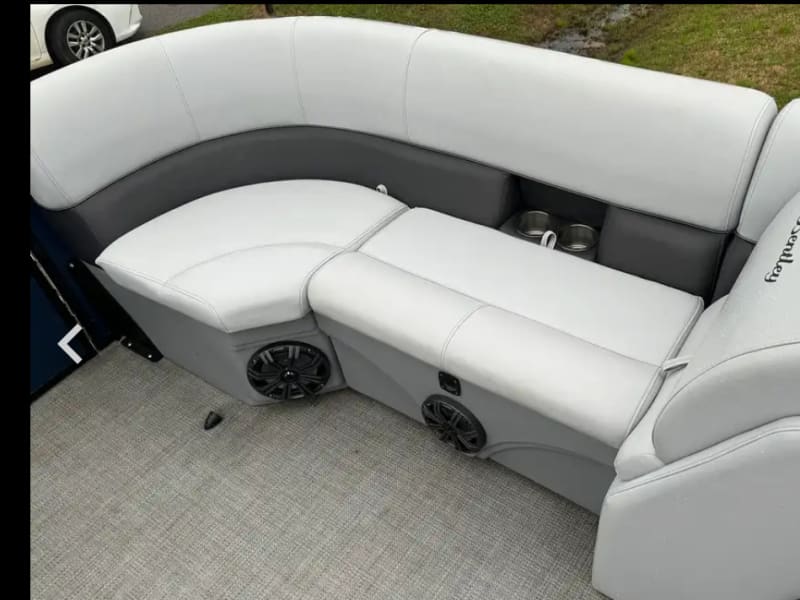 Bentley 22 Foot Premium Pontoon - 140 HP Pontoon rental - image 5 of 24