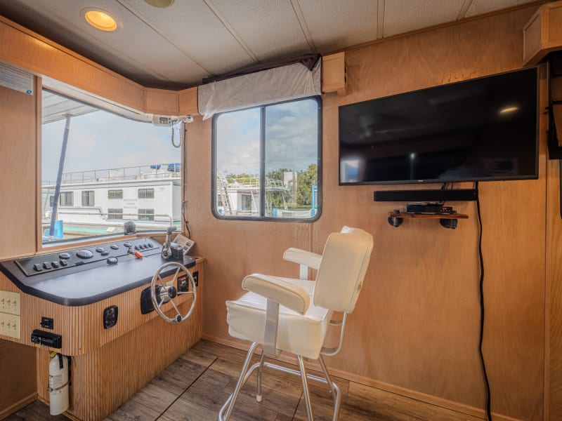 52' 6 Sleeper Feelin' Nauti (#2) Houseboat rental - image 7 of 19