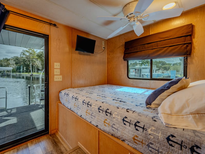 52' 6 Sleeper Feelin' Nauti (#2) Houseboat rental - image 9 of 19