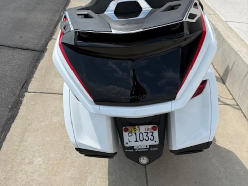 Honda GL1800 - 1833 Opposed Flat six Cylinder Goldwing rental - image 3 of 6