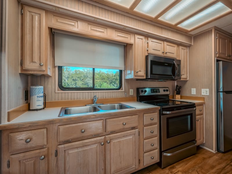 60' 10 Sleeper Silver Glen (#3) Houseboat rental - image 3 of 22