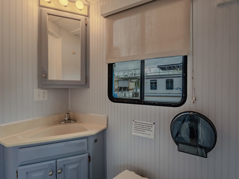 38' 4 Sleeper Catfish Bend (#10) Houseboat rental - image 11 of 16