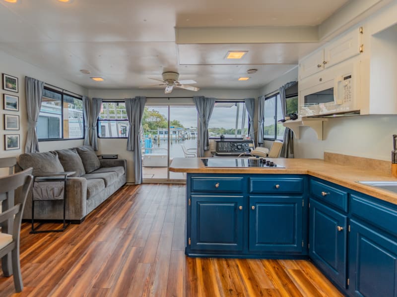 46' 6 Sleeper Marlin (#7) Houseboat rental - image 5 of 18