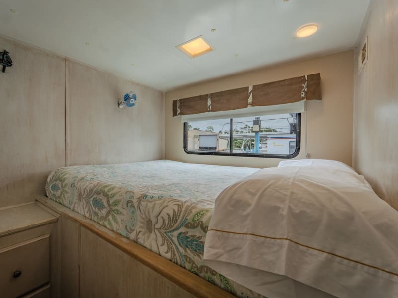 53' 10 Sleeper Song of the South (#5) Houseboat rental - image 11 of 20