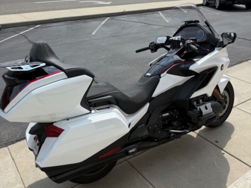 Honda GL1800 - 1833 Opposed Flat six Cylinder Goldwing rental - image 1 of 6