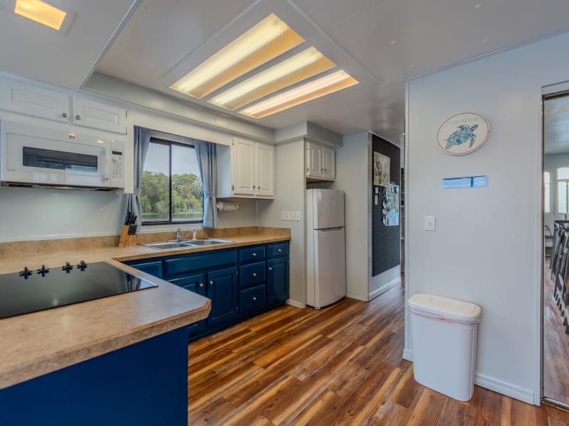 46' 6 Sleeper Marlin (#7) Houseboat rental - image 9 of 18