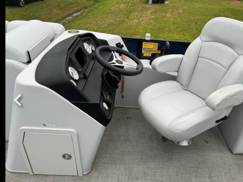 Bentley 22 Foot Premium Pontoon - 140 HP Pontoon rental - image 11 of 24