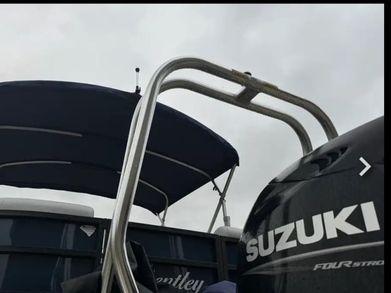 Bentley 22 Foot Premium Pontoon - 140 HP Pontoon rental - image 12 of 24