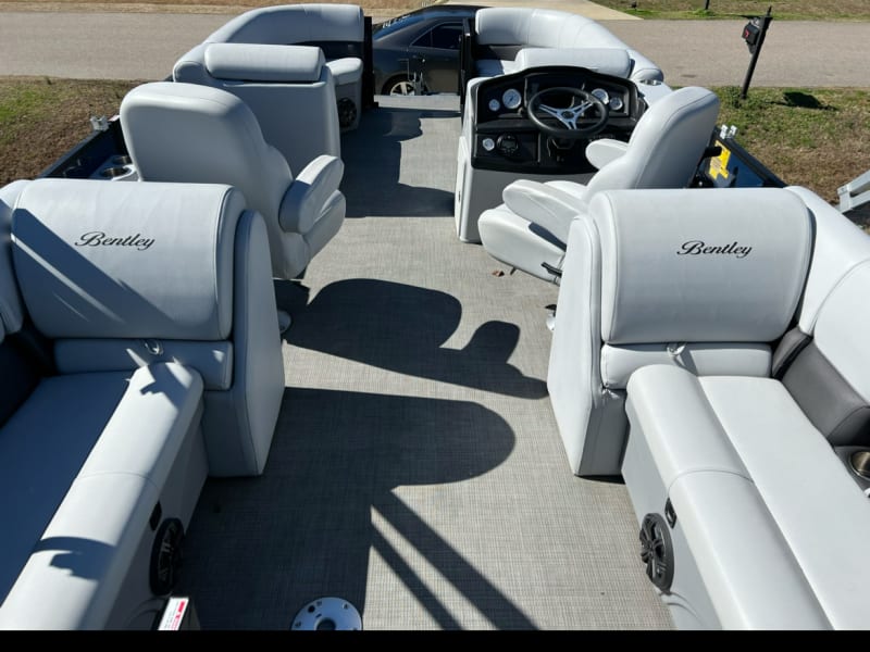 Bentley 22 Foot Premium Pontoon - 140 HP Pontoon rental - image 21 of 24