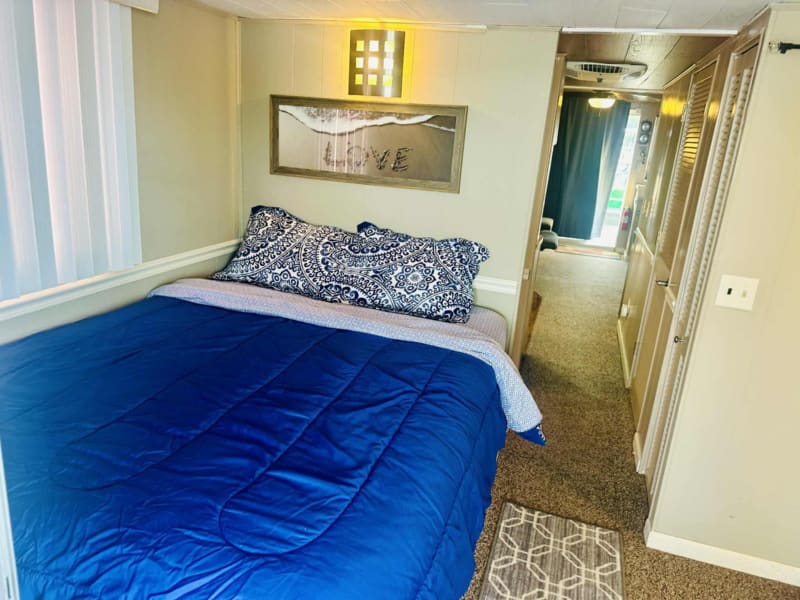 Somerset Houseboat 50' Houseboat (Dock Only) Houseboat rental - image 11 of 13