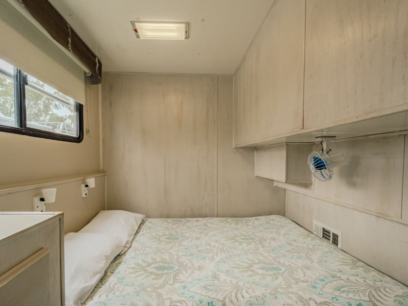 53' 10 Sleeper Song of the South (#5) Houseboat rental - image 16 of 20