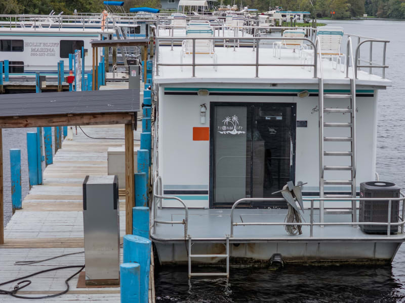53' 10 Sleeper Song of the South (#5) Houseboat rental - image 18 of 20