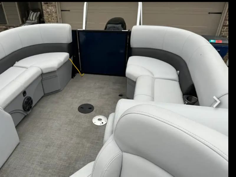 Bentley 22 Foot Premium Pontoon - 140 HP Pontoon rental - image 13 of 24