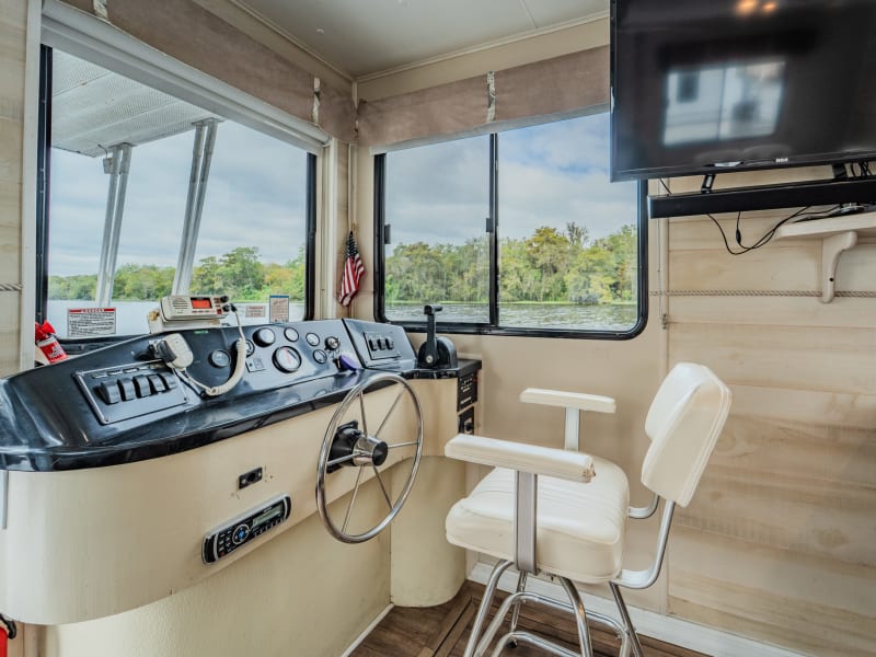 53' 10 Sleeper Song of the South (#5) Houseboat rental - image 4 of 20