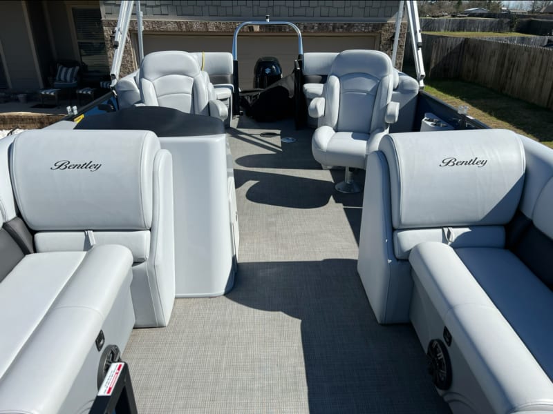 Bentley 22 Foot Premium Pontoon - 140 HP Pontoon rental - image 22 of 24
