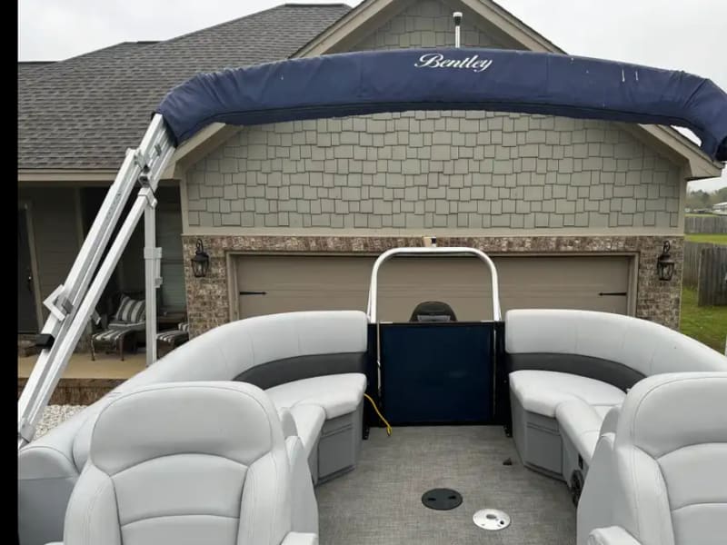 Bentley 22 Foot Premium Pontoon - 140 HP Pontoon rental - image 15 of 24