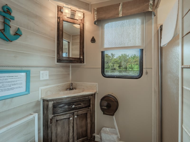 53' 10 Sleeper Song of the South (#5) Houseboat rental - image 10 of 20