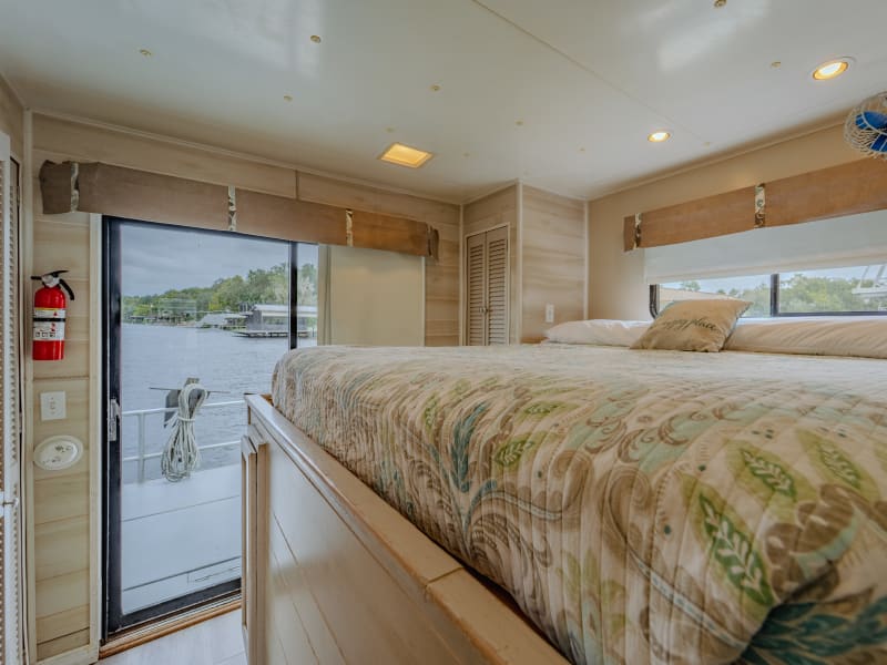 53' 10 Sleeper Song of the South (#5) Houseboat rental - image 13 of 20