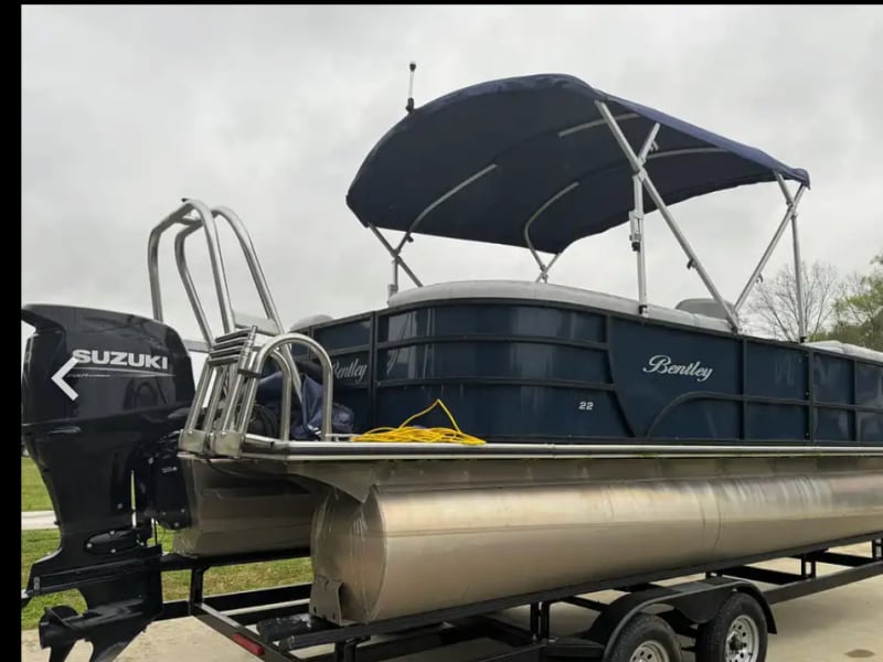 Bentley 22 Foot Premium Pontoon - 140 HP Pontoon rental - image 9 of 24