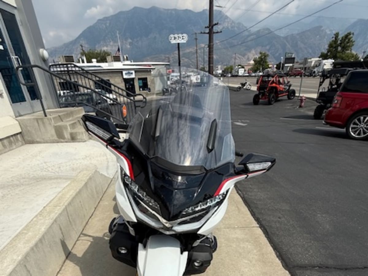 Honda GL1800 - 1833 Opposed Flat six Cylinder Goldwing Rent
