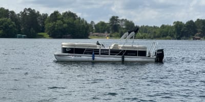 Forester 22' Pontoon - 90 HP