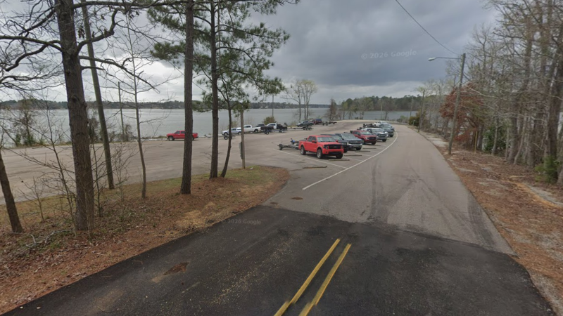Customer pickup and tow rental location at Lake Jordan Boat Rentals