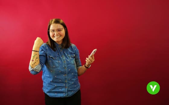 žena radující se z výhodné nabídky online fakturace