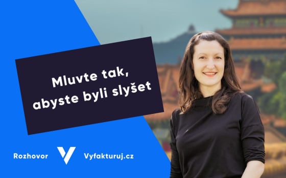 Pózující lektorka sebevědomého hlasového projevu