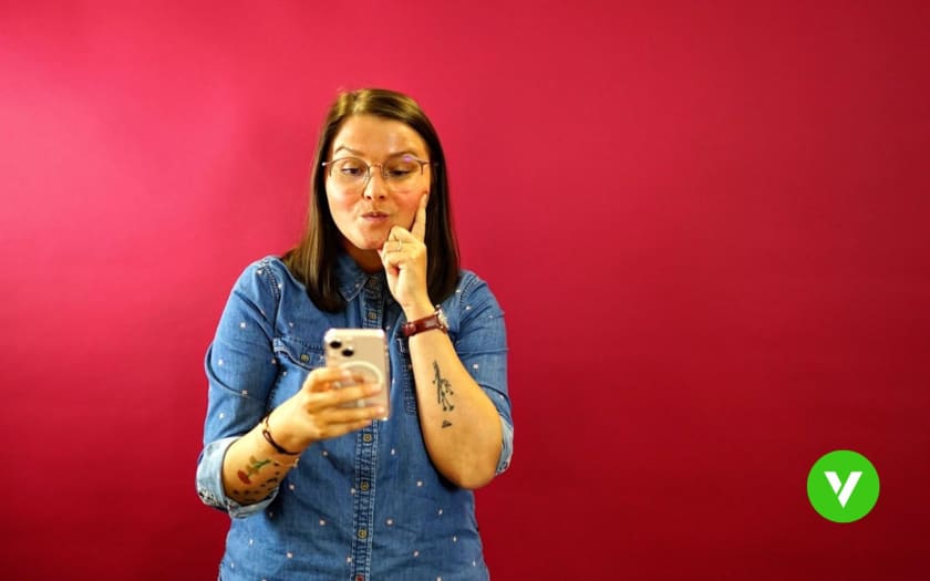 žena fakturující na telefonu