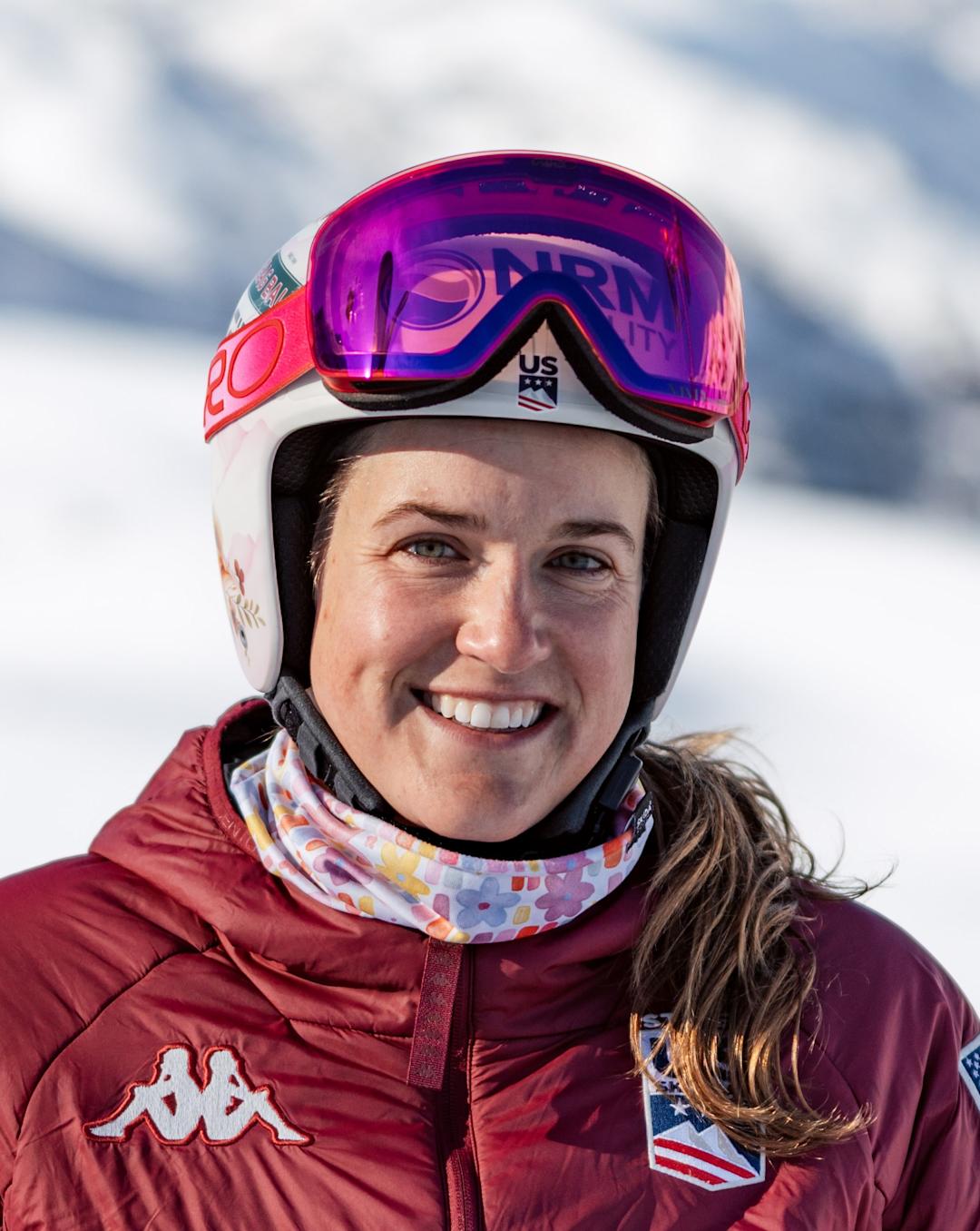 Skirennläuferin mit Helm.