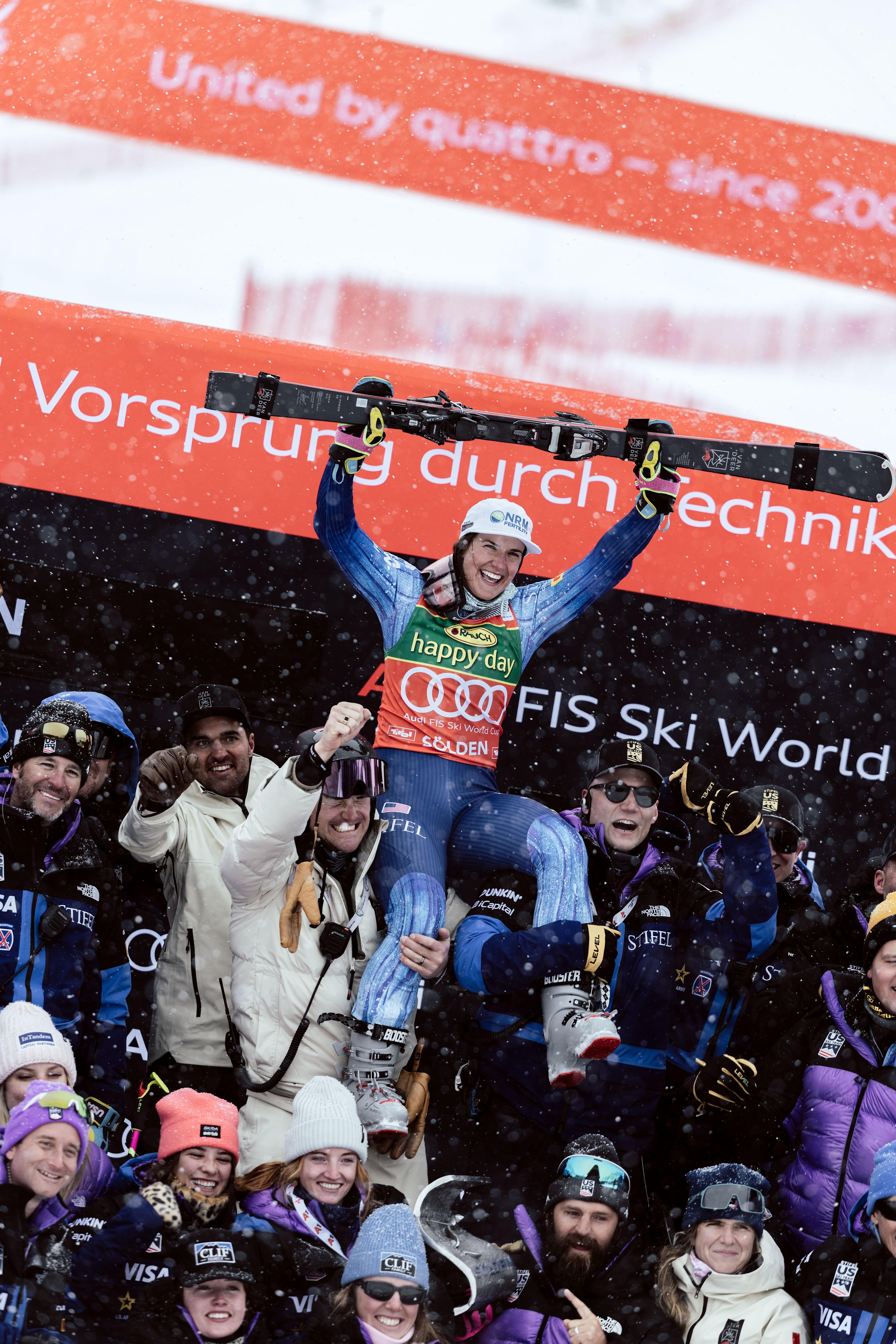 Paula Moltzan celebrates her first World Cup victory in Sölden together with the race team in the finish area.