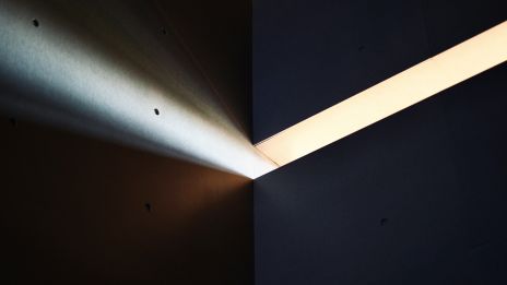 Fényfolt megjelenése a falon