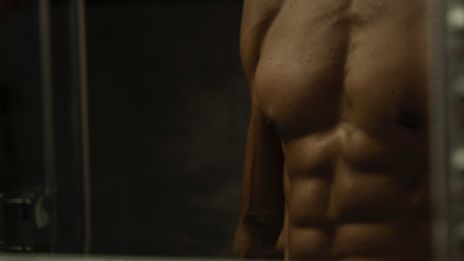 Smekte honom och bet i hans bröstvårtor