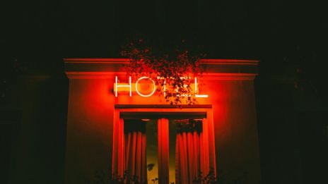 Hotellrum sent på natten