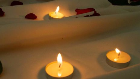 Rummet upplyst av stearinljus