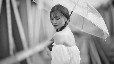 Lasikaton yläpuolella