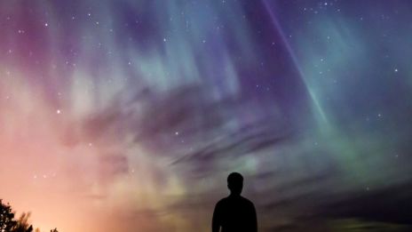 Norslyset danser over nattehimmelen