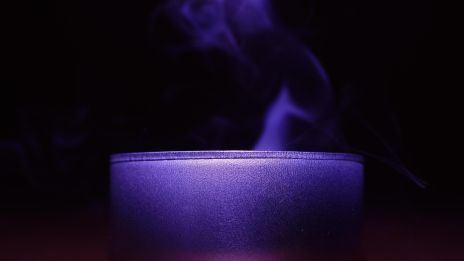 En stilla violett ström