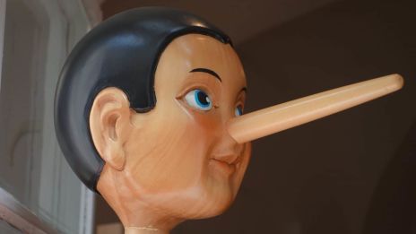 Az átverés jelei: Hogyan ismerhetjük fel, ha valaki hazudik?