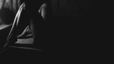 Bakom stängda dörrar, mellan två andetag