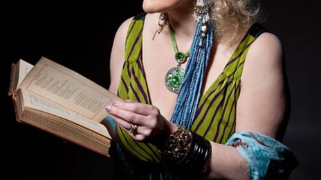 Barbro går på biblioteket
