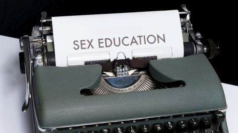 Zahráme si nejaké role? Som učiteľka sexu...
